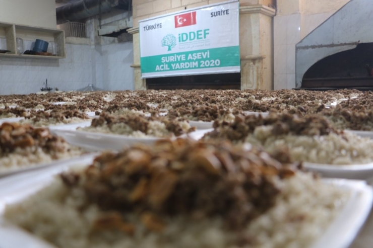 İdlib’de Her Gün 1500 Kişiye İftar Veriliyor