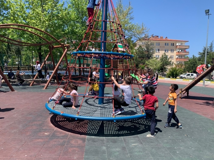 Isparta’da Çocuklar Maskelerini Takıp Parklara Koştu