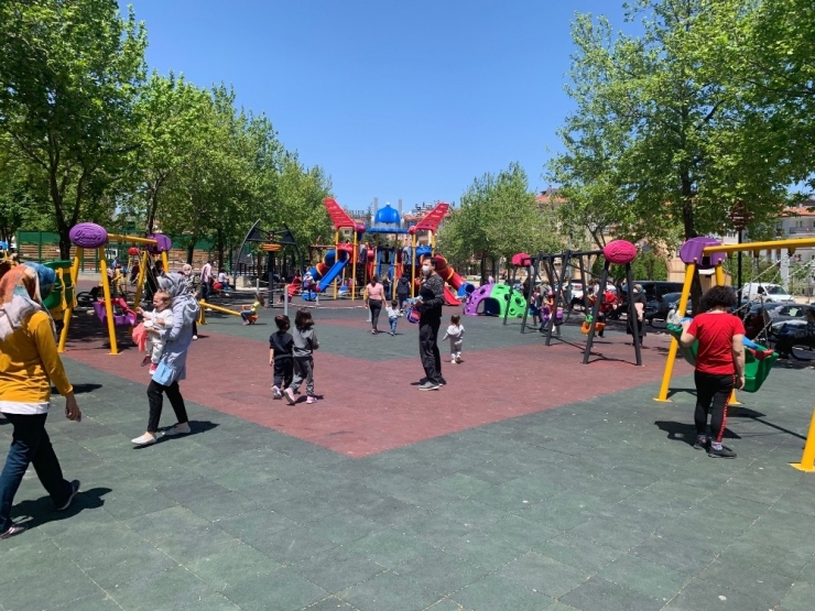 Isparta’da Çocuklar Maskelerini Takıp Parklara Koştu