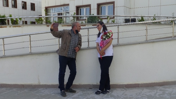 Hemşire Eşlere Çiçekli Sürpriz