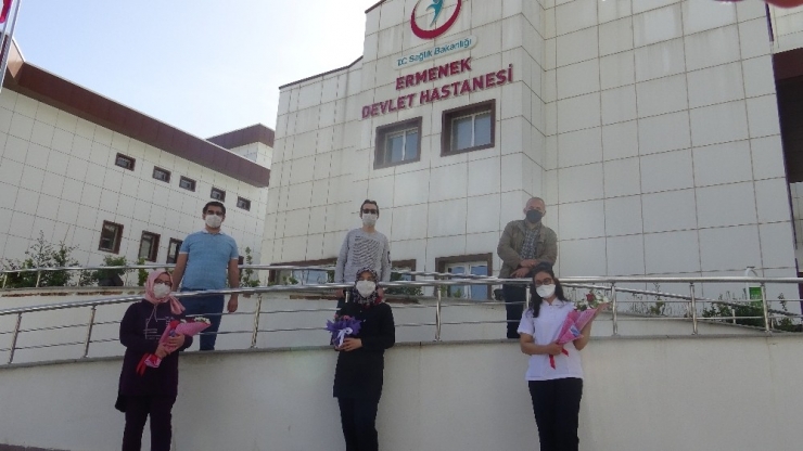 Hemşire Eşlere Çiçekli Sürpriz