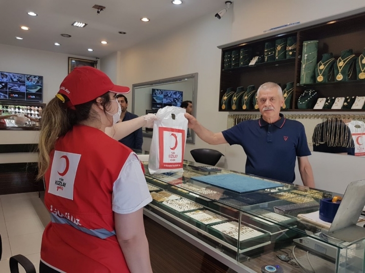 Esnafa Maske Ve Dezenfektan Dağıtıldı