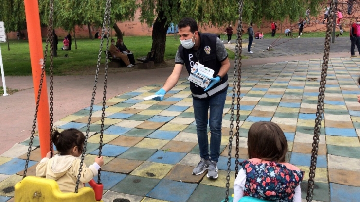Polis Parklardaki Çocuklara Maske Takınca Renkli Görüntüler Oluştu