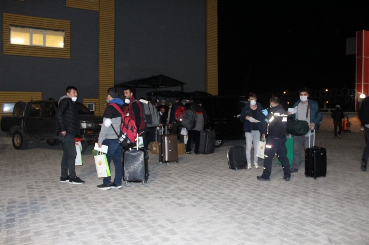 Erzurum’da Karantina Süreci Biten Vatandaşlar Memleketlerine Uğurlandı