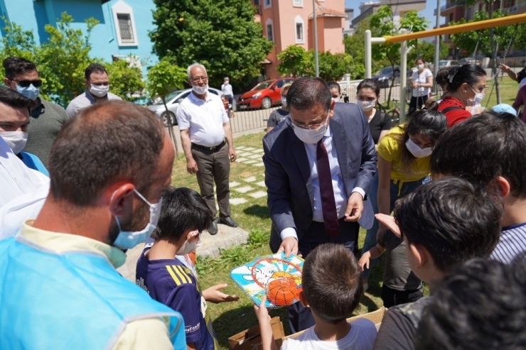 Parka Koşan Çocuklara Oyuncak Dağıtıldı