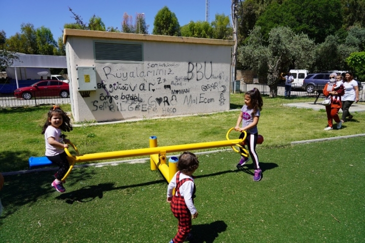 Parka Koşan Çocuklara Oyuncak Dağıtıldı