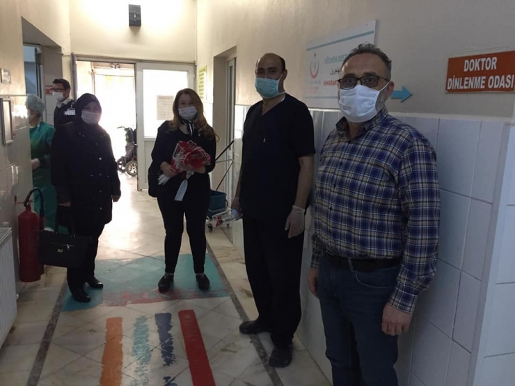 Ak Parti’lilerden Hemşirelere Anlamlı Ziyaret