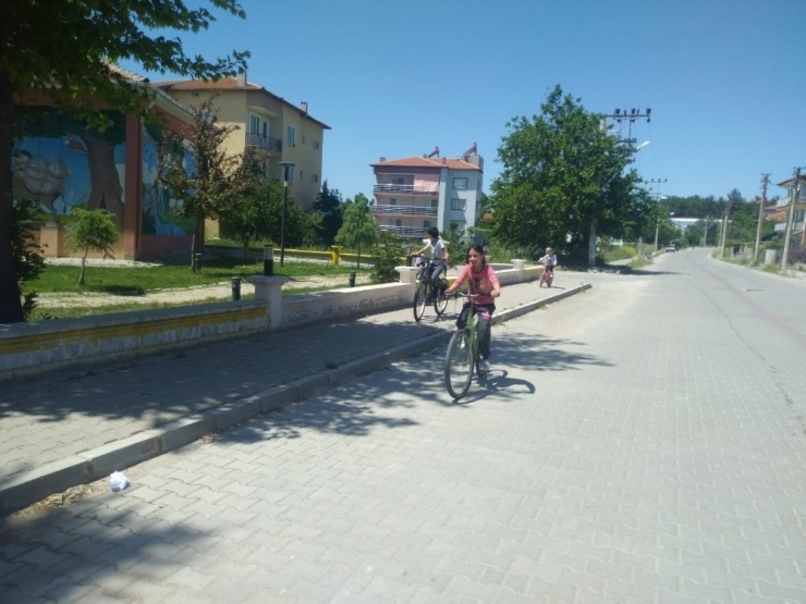 Selendi’de Çocuklar Parklara Akın Etti