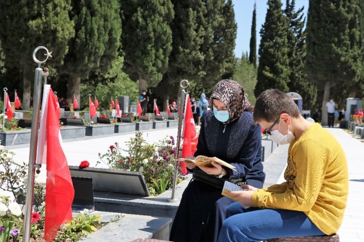 Maden Faciasının Yetimleri İzinlerini Babalarının Mezarı Başında Geçirdi