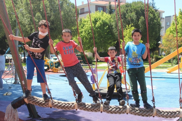 Menteşe’de Çocuklar Parklara Akın Etti