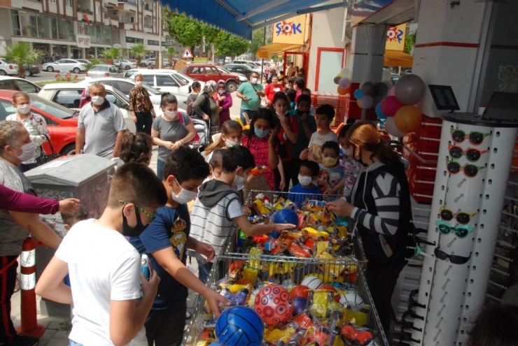 Çocuklar Ücretsiz Oyuncak İçin Mağazaya Akın Etti