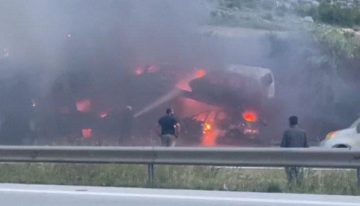 Otomobil Taşıyan Tır Alev Alev Yandı