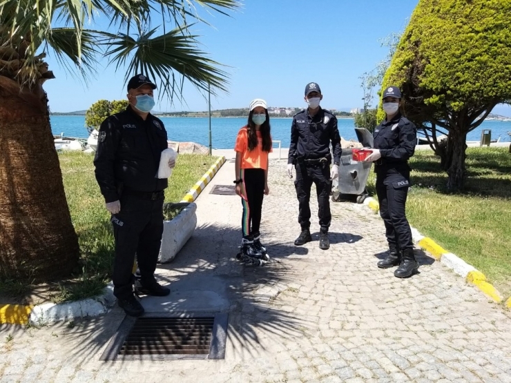 Miniklere Polis Amca Ve Ablalardan Çikolata İkramı