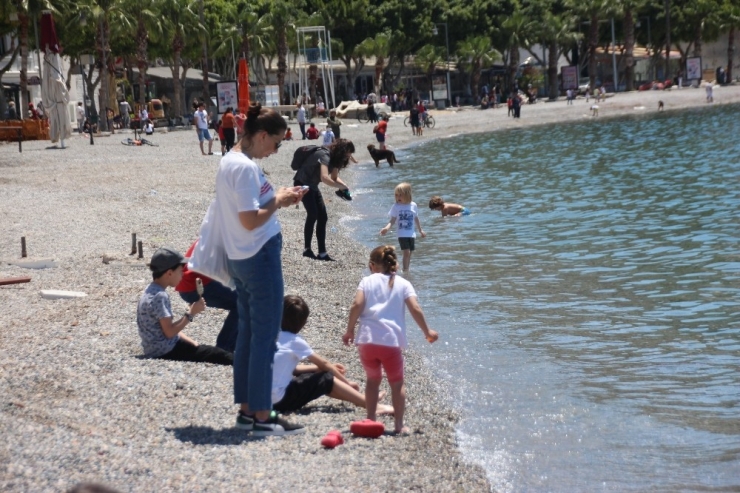 Sokağa Çıkmayı Tamamen Yanlış Anladılar, Denize Girdiler