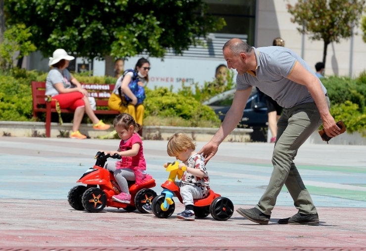 Muratpaşa, Çocukları Rüzgar Gülleriyle Karşıladı
