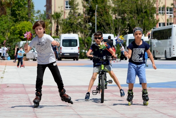 Muratpaşa, Çocukları Rüzgar Gülleriyle Karşıladı