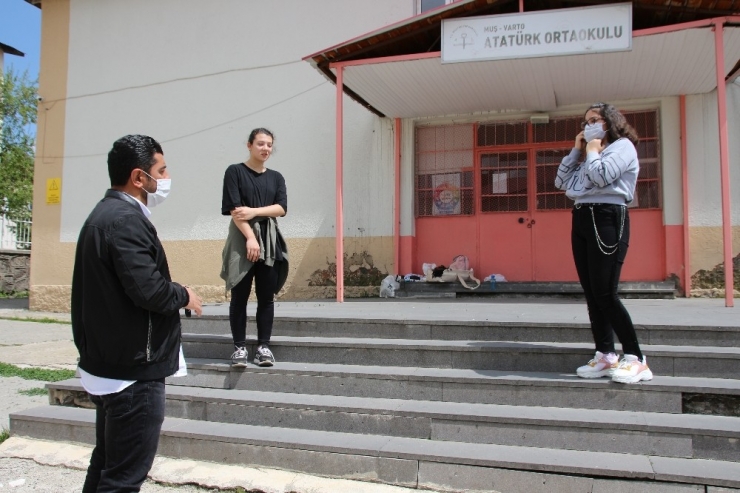 Sokağa Çıkan Çocuklar İlk Olarak Okullarına Koştu