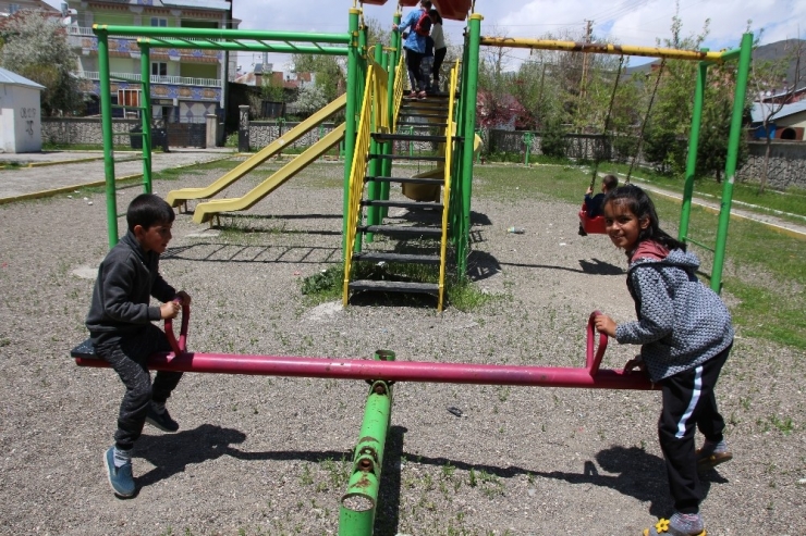 Varto’da Çocuklar Parklarda Doyasıya Eğlendi