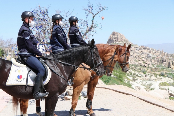 Atlı Jandarmalar Çocukları Parkta Karşıladı