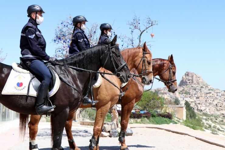 Atlı Jandarmalar Çocukları Parkta Karşıladı