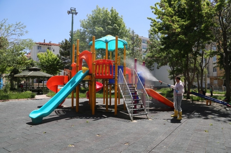 Niğde’de Çocuk Parklarda, Belediye De Dezenfekte Görevinde