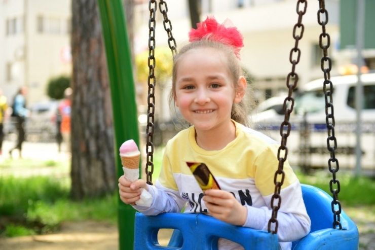 Altınordu’da Çocuklara Çikolata Jesti