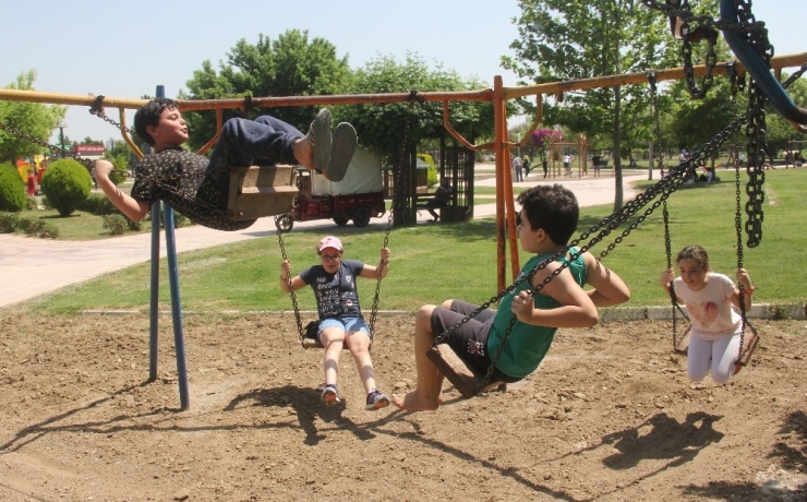 Parka Çıkan Çocuklar Polisle Top Oynayıp Salıncağa Bindi