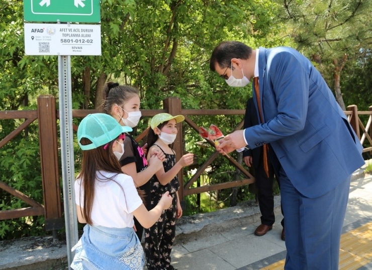 Validen Çocuklara Sürpriz