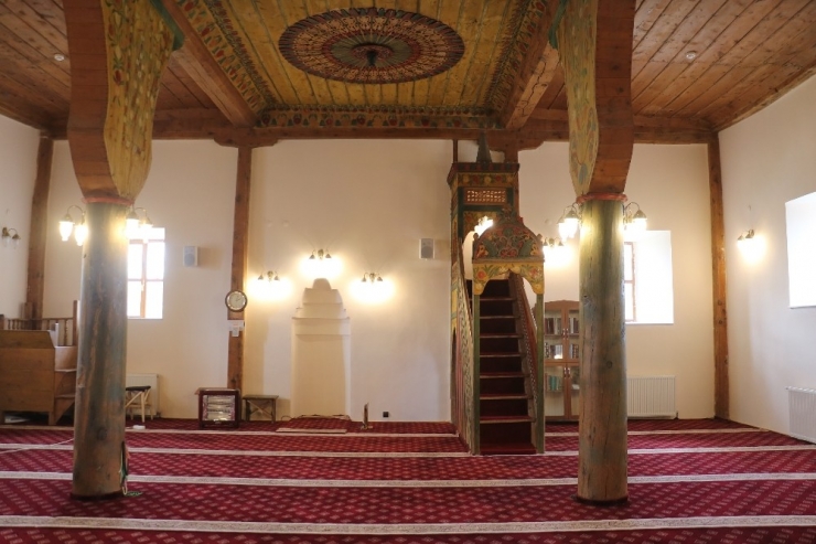 İki Asırlık Cami Rengarenk Ahşap İşlemeleri İle Dikkat Çekiyor