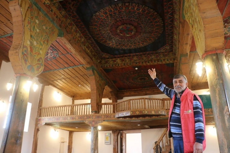 İki Asırlık Cami Rengarenk Ahşap İşlemeleri İle Dikkat Çekiyor
