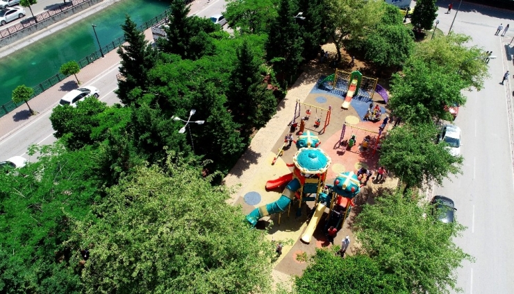 Çocuklar Maskelerini Takıp Parklara Koştu