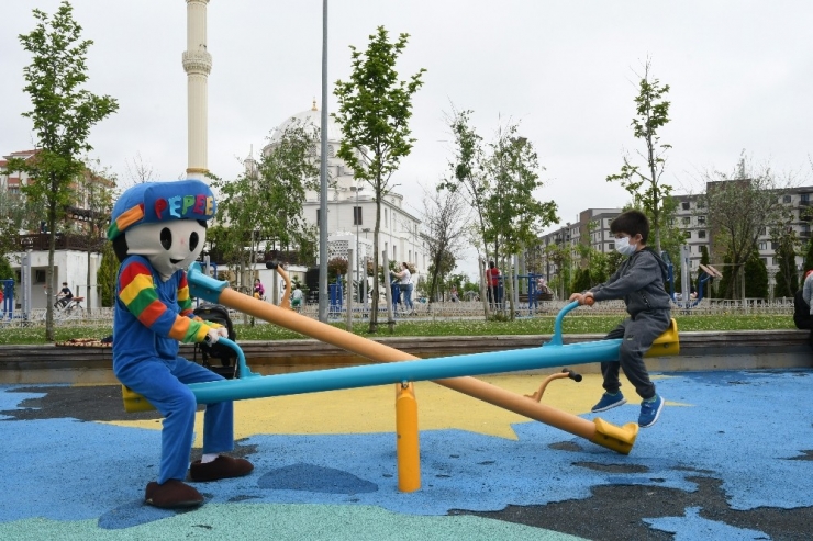 Pendik’te Çocukların Parkta Sosyal Mesafeli Eğlencesi Havadan Görüntülendi