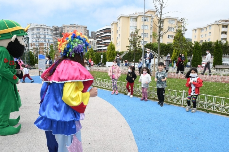 Pendik’te Çocukların Parkta Sosyal Mesafeli Eğlencesi Havadan Görüntülendi