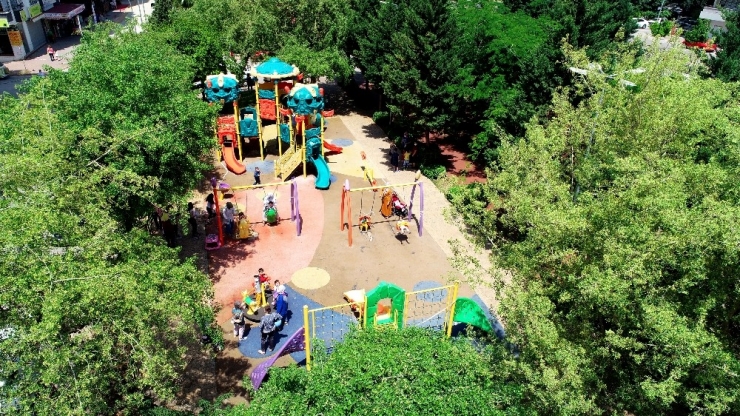 Çocuklar Maskelerini Takıp Parklara Koştu