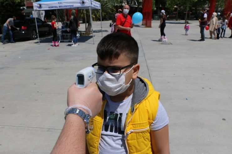 Dışarı Çıkan Çocuklar Kartal Meydanı’nda Doyasıya Eğlendi