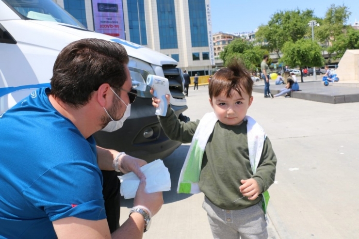 Dışarı Çıkan Çocuklar Kartal Meydanı’nda Doyasıya Eğlendi