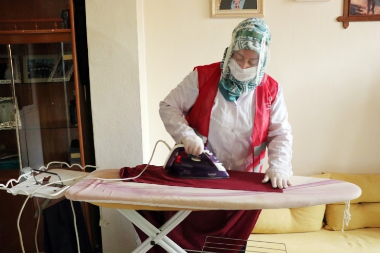 Sultanbeyli’nde “Şefkat Eli” Ekibi, 4 Yılda Bin 500 Eve Hizmet Verdi