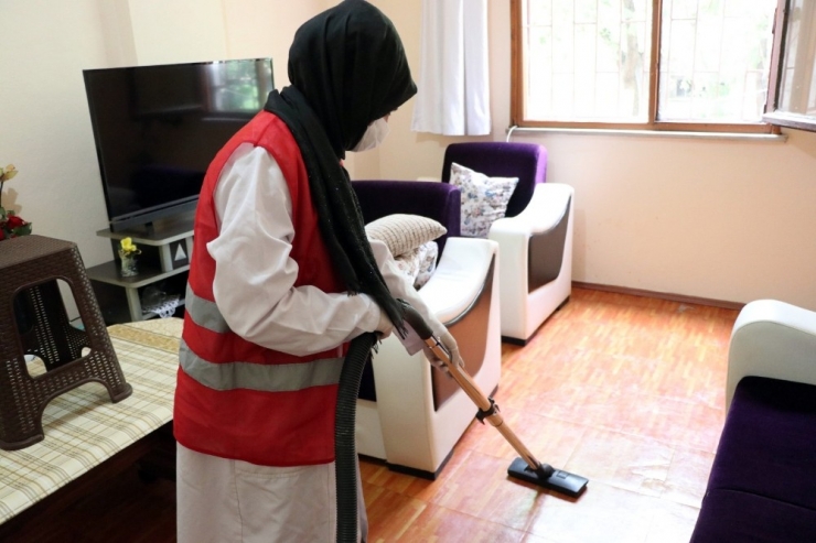 Sultanbeyli’nde “Şefkat Eli” Ekibi, 4 Yılda Bin 500 Eve Hizmet Verdi