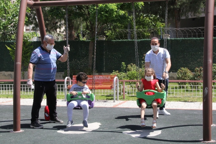 Çocuklar Parklara Koştu