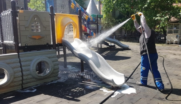 Turgutlu’da Parklar Çocuklar İçin Dezenfekte Edildi