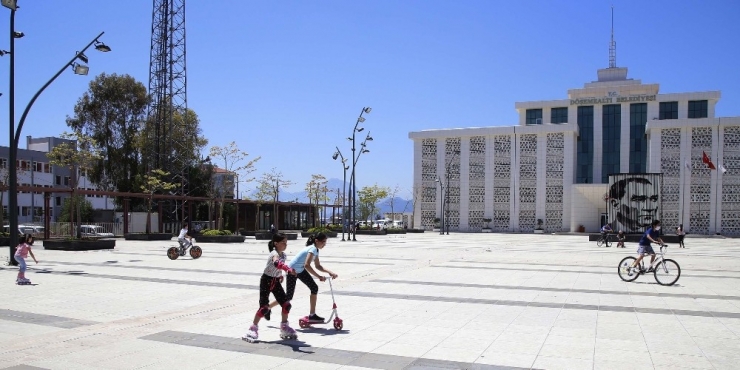 Döşemealtı’nda Çocuklar Park Ve Meydanlara Koştu