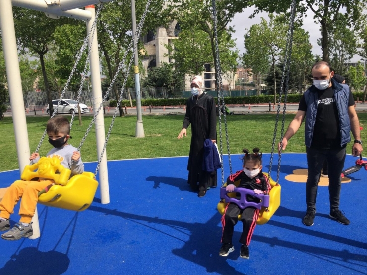 Kısıtlama Sonrası Çocuklar Parklara Koştu Doyasıya Eğlendi