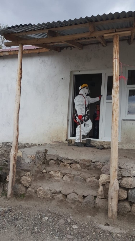 Vedaş’tan Karantinadaki Aileye Enerji Hizmeti