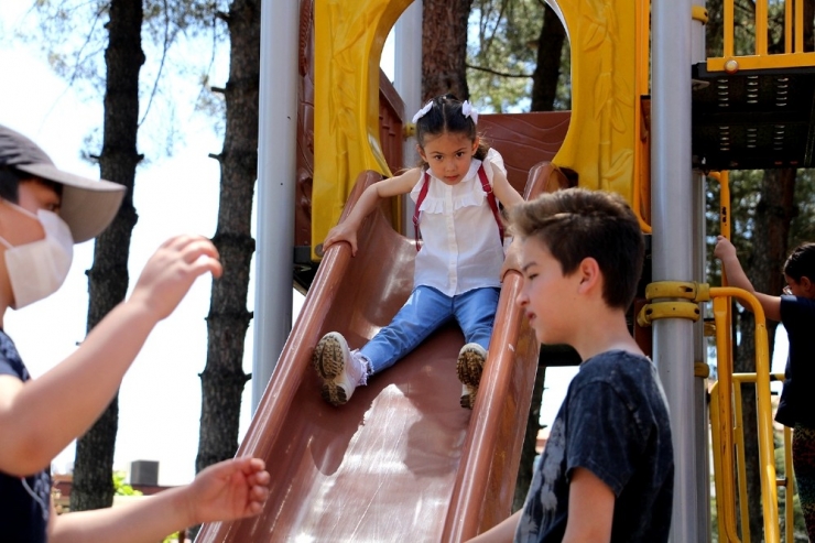 Sokaklar Çocuk Sesleriyle Şenlendi