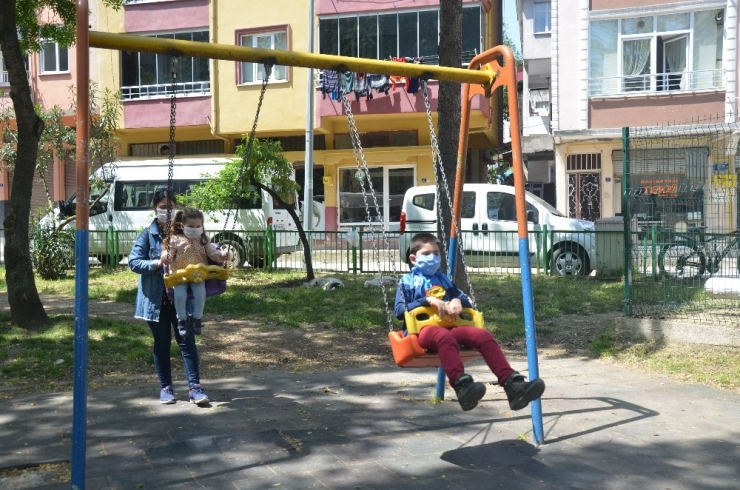 Parklar 40 Gün Sonra Miniklerle Doldu