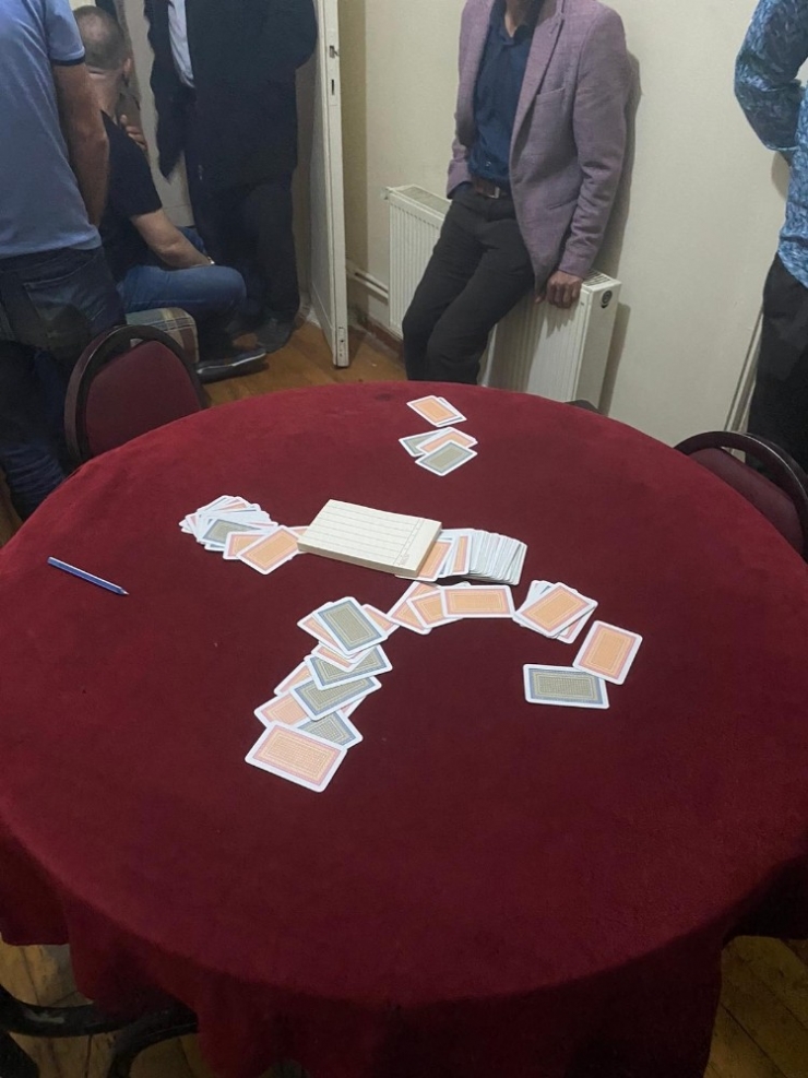 Polis Baskınında Kaçarken 2. Kattan Atladı, Ayağını Kırdı