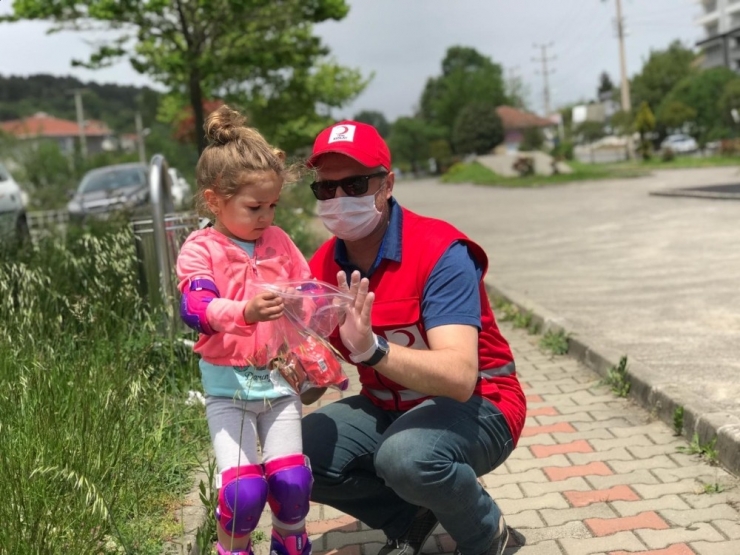 Kızılay Sokağa Çıkan Çocukları Sevindirdi