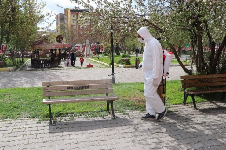 Ağrı’da Parklar Çocuklar İçin Dezenfekte Edildi