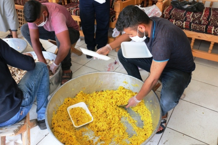 Akçakale’de Bin Aileye Sıcak İftar Yemeği