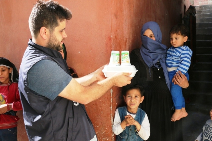 Akçakale’de Bin Aileye Sıcak İftar Yemeği